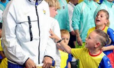 开云下载-包含欧洲球队球员积极参与公益活动的词条