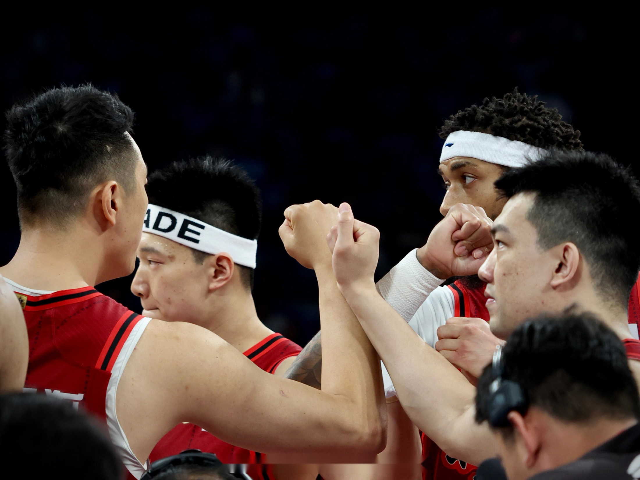 紧张比拼打破僵局,球队全力以赴争夺胜利的简单介绍 紧张比拼打破僵局,球队全力以赴争夺胜利的简单介绍