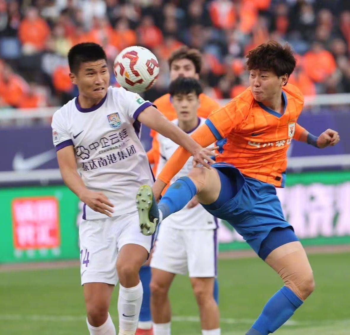 队内矛盾浮出水面:球员间不和解 队内矛盾浮出水面:球员间不和解