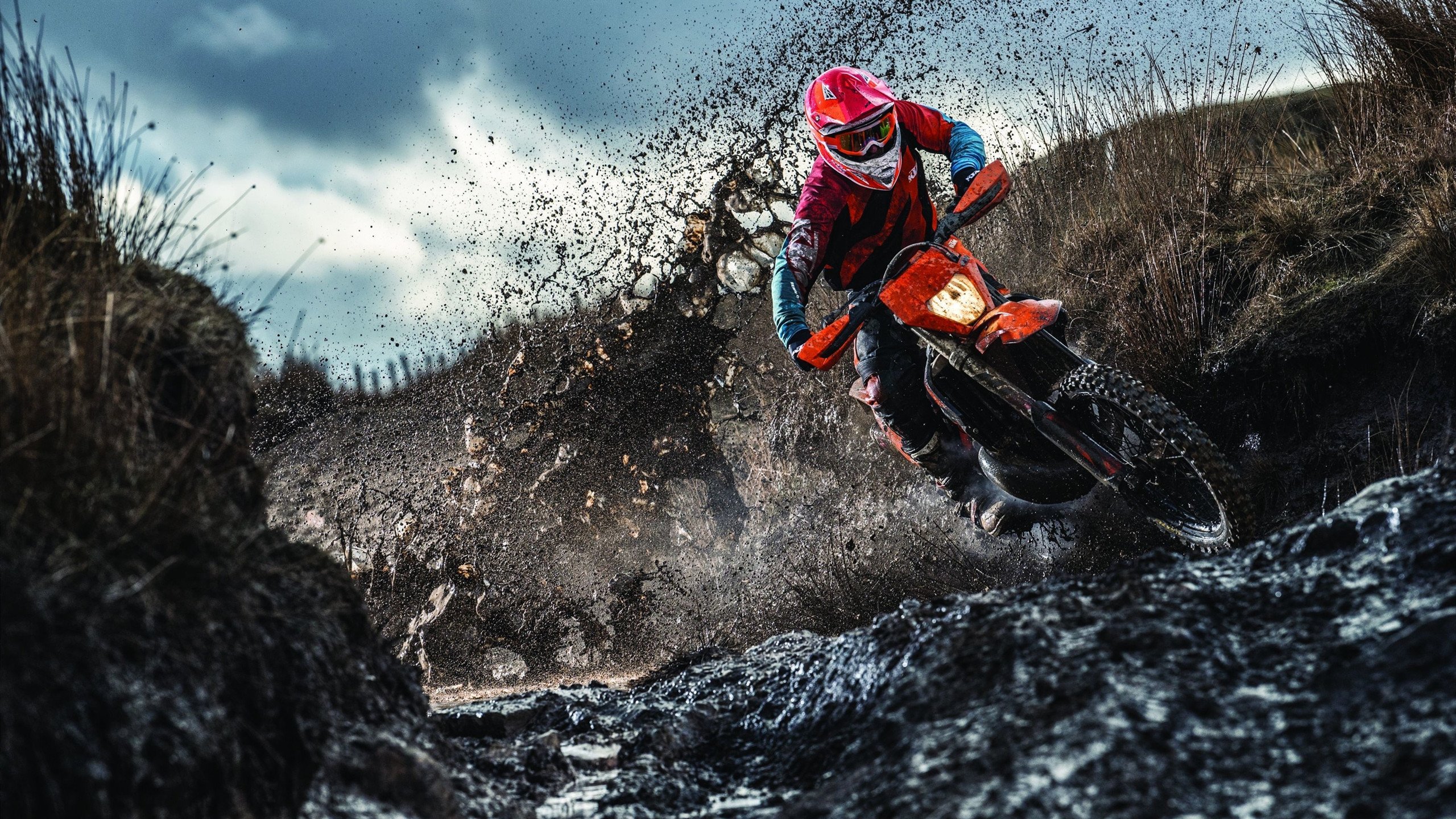 赛道上的艺术，汉密尔顿驾驶阿斯顿马丁逆转哈斯，惊艳四座